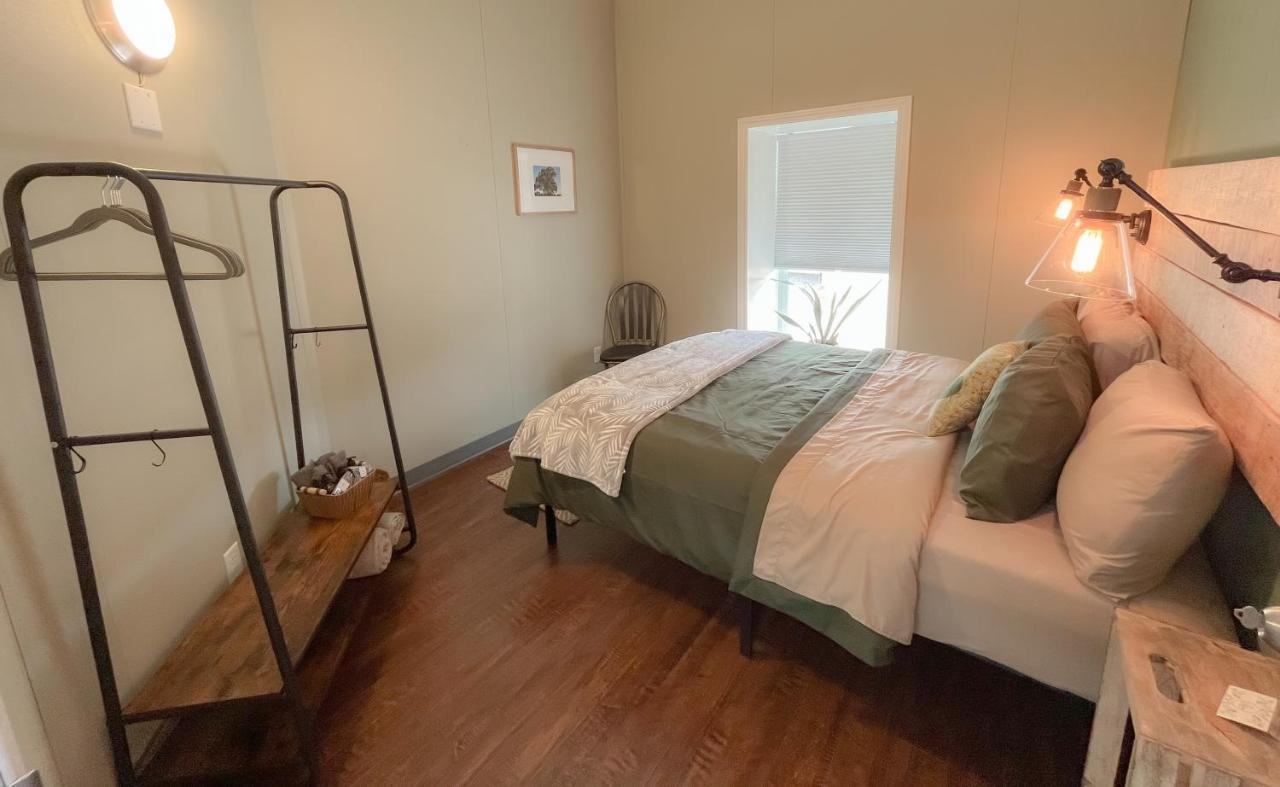 The Green Heart Inn Kingsville エクステリア 写真